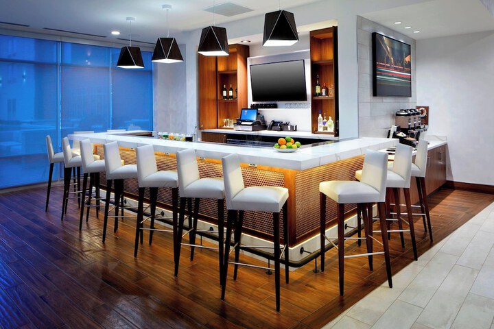 Lounge 34 of 38