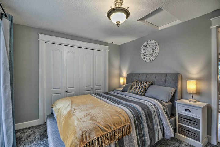 Chic Battle Ground Apartment 18 Mi to Vancouver!