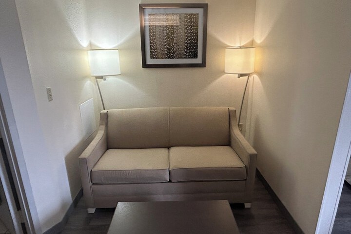 Room 32 of 38