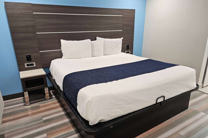 Travelodge by Wyndham Fullerton Near Anaheim