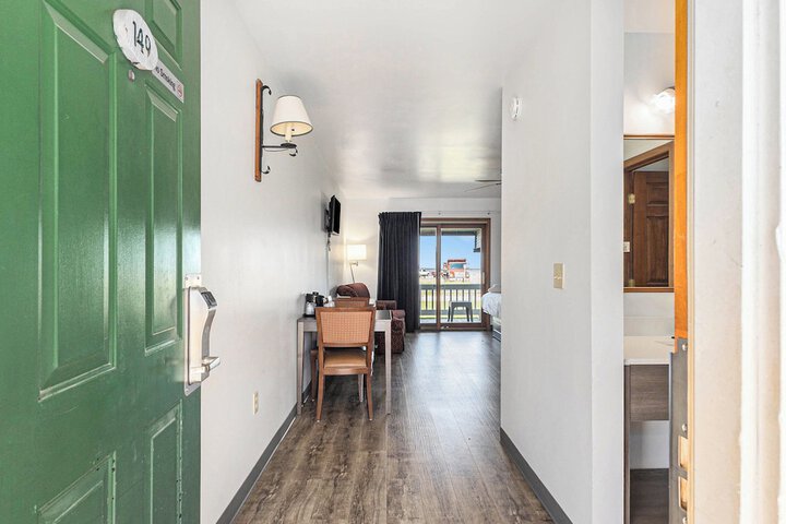Snyders Shoreline Inn