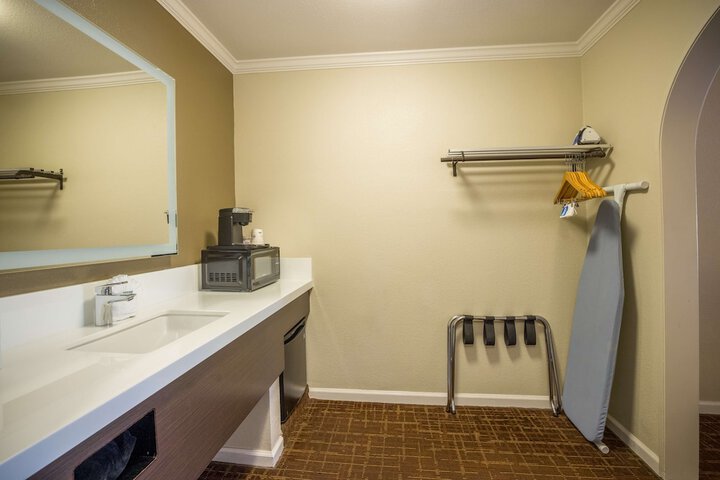 Room 6 of 18
