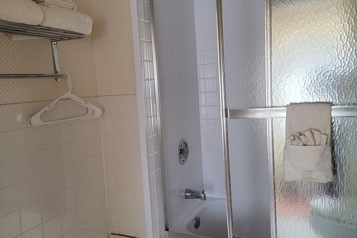 Room 43 of 208
