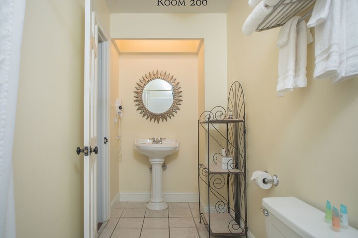 Room 27 of 170