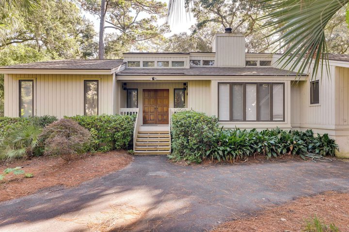 Spacious Kiawah Island Home w / Deck Walk to Beach