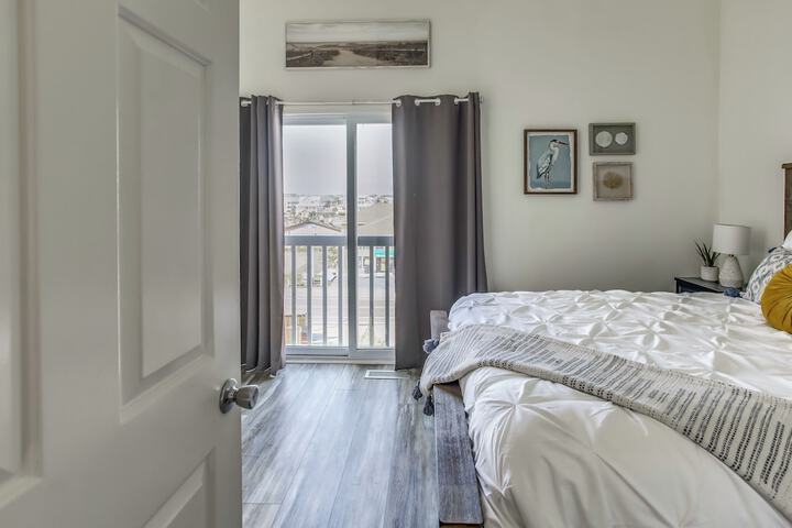 salt & Light Oceanfront Condo w / Pool & Elevator
