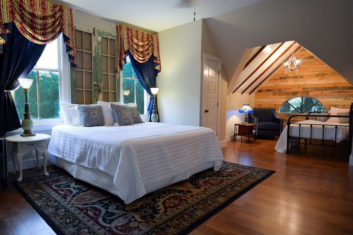 Clermont Bluffs B & B
