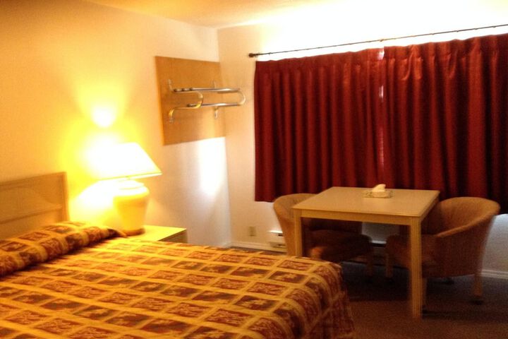 Front Street Inn