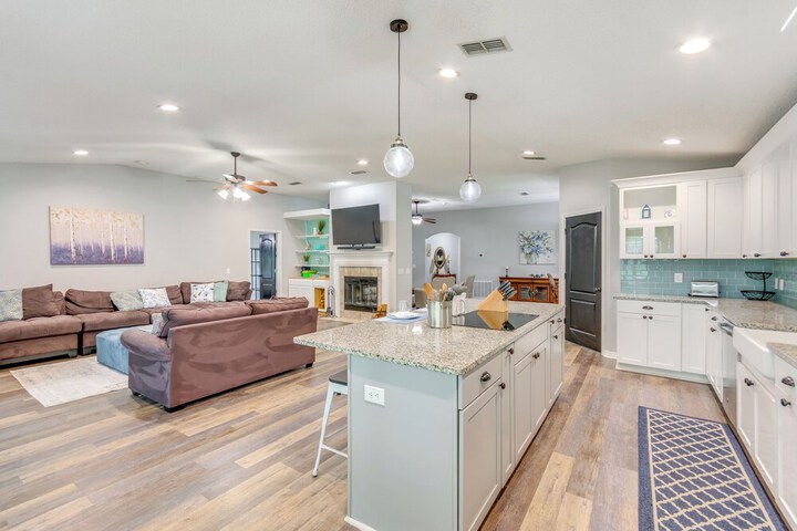 Spacious Home w / Sunroom 15 Mi to Pensacola!