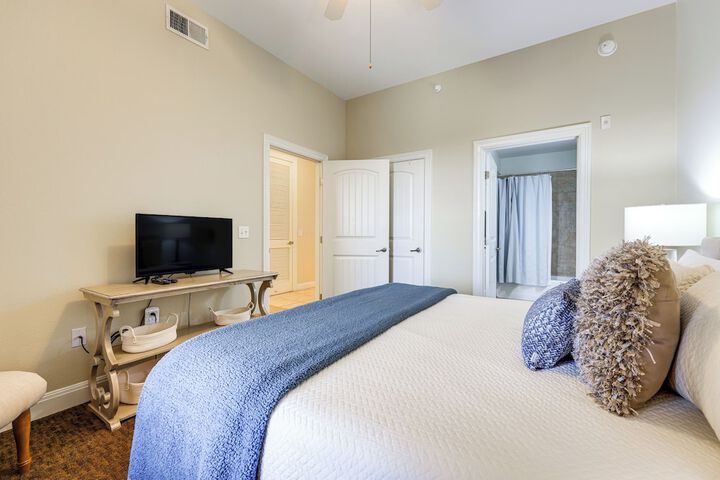 Lake LBJ Condo w / Private Balcony Lake Views