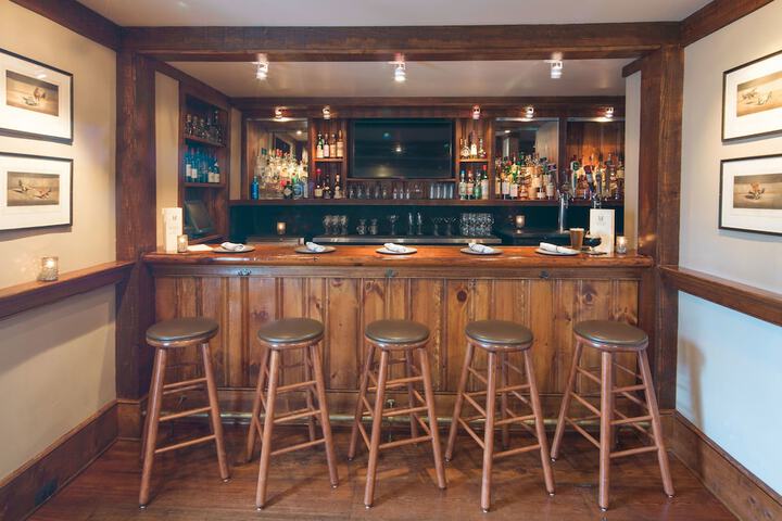 Lounge 164 of 176