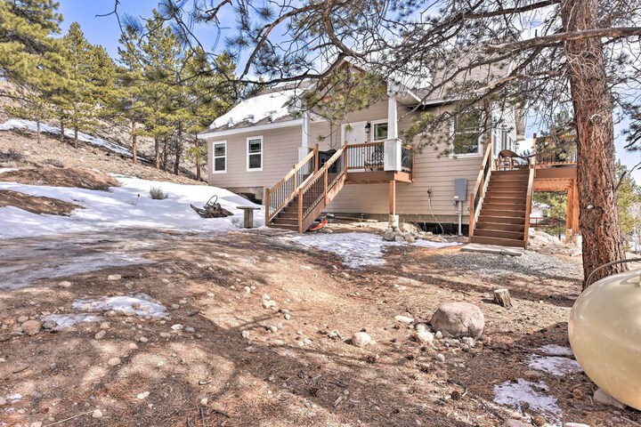Gorgeous Twin Lakes Home w / Deck Overlooking Mtns!