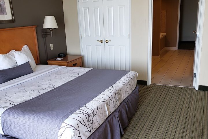 Room 27 of 83