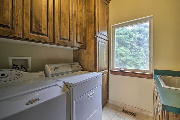 Incredible Lake Arrowhead Home w / Views & Decks!