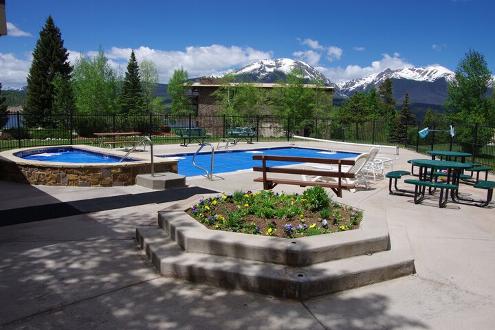 Mtn-view Condo w / Hot Tub Access in Dillon!