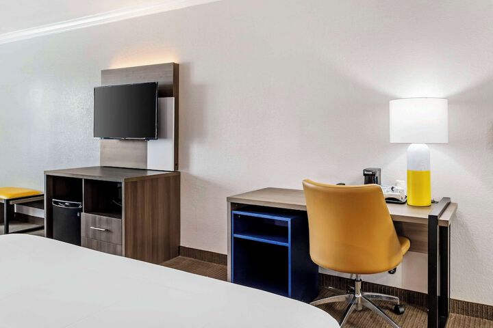 Room 32 of 39