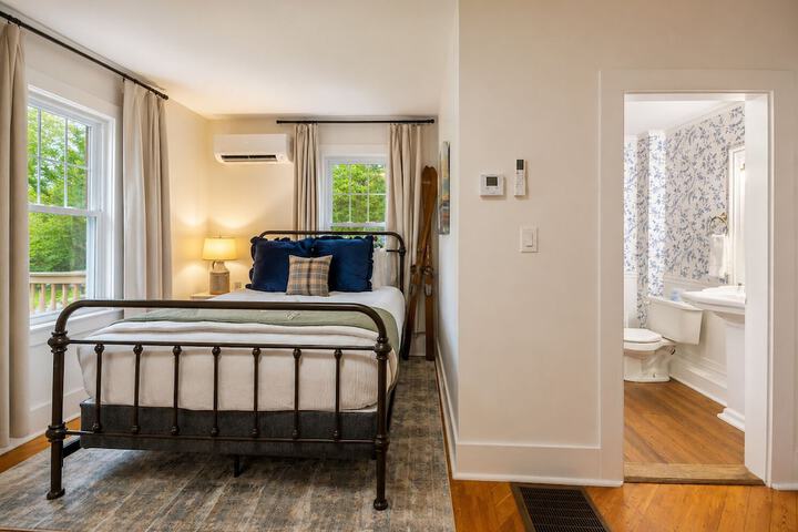 The Aurora Inn & Cottages