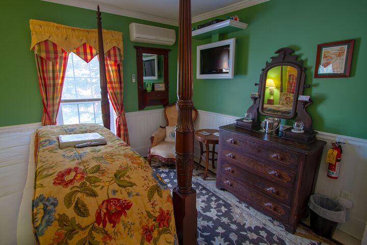 Room 112 of 200
