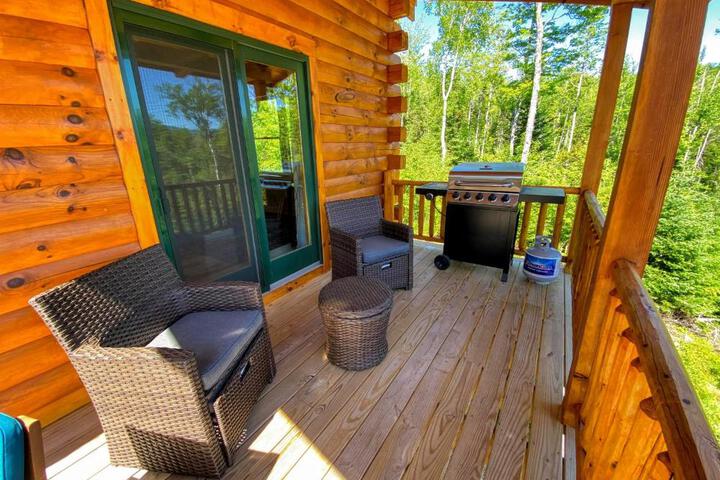 UV Log home with direct Cannon Mountain views Minutes to attractions Fireplace Pool Table AC