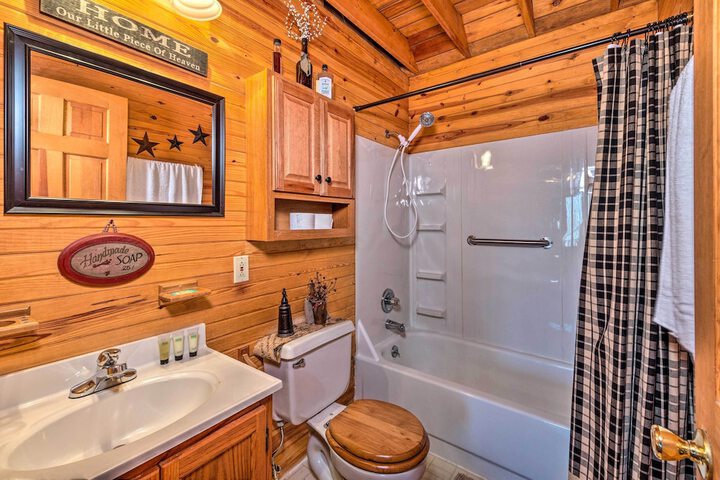 Quiet & Private Cabin 5 Mi to Dale Hollow Lake!