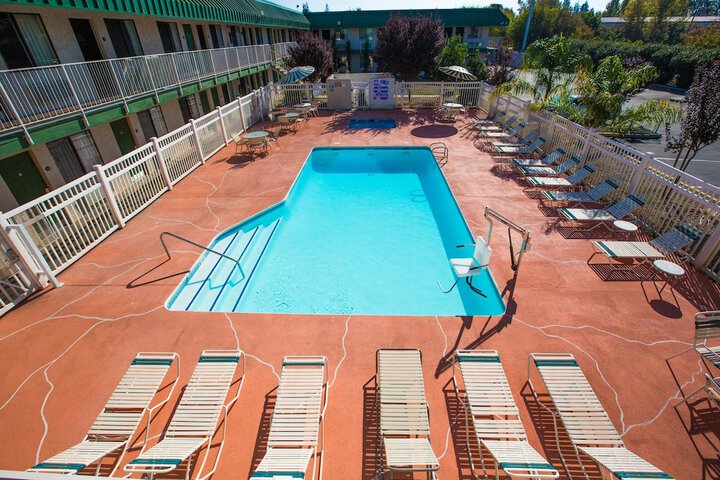 Pool 10 of 34