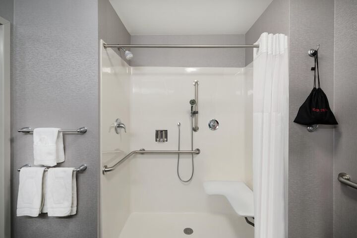 Hampton Inn & Suites Roanoke Airport