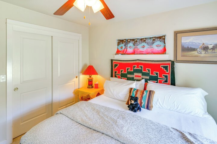 Walk to Main St! Ennis Townhome w / Balcony