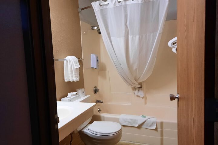 Room 32 of 41