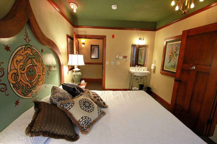 Room 28 of 74