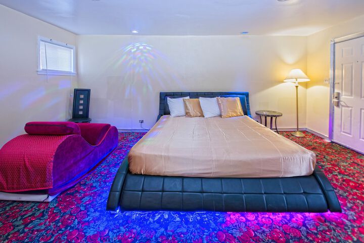 Room 10 of 27