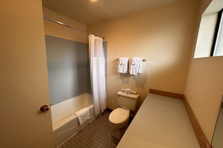Room 100 of 181