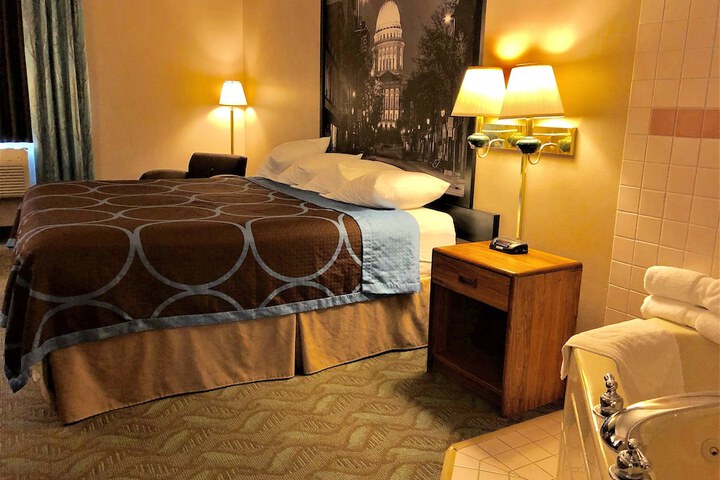 Room 21 of 32