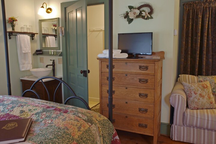 1825 Inn Bed and Breakfast