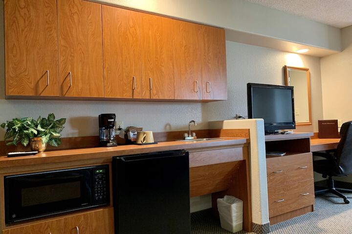Monument Inn & Suites