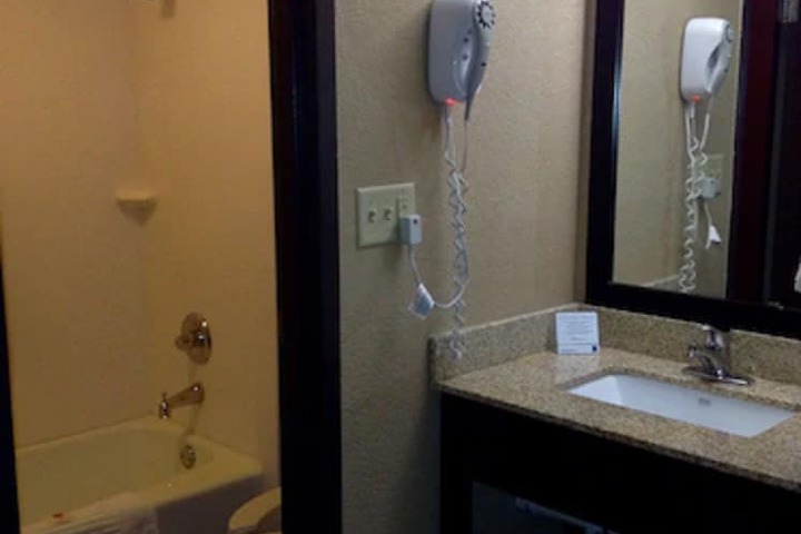 Comfort Inn & Suites Evansville Airport