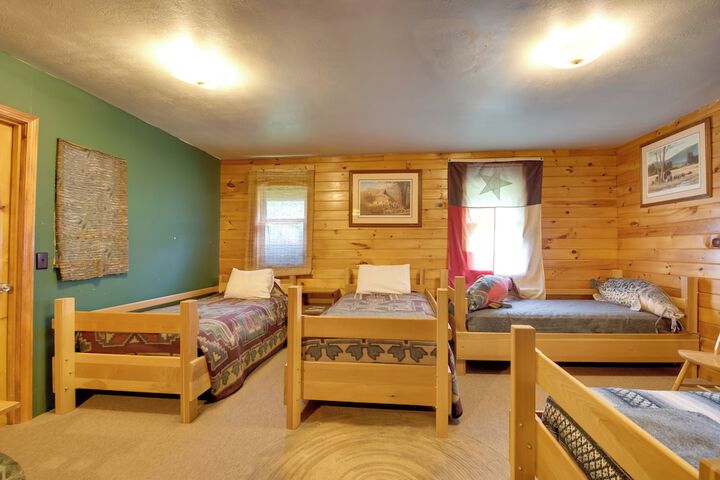 Handcrafted Log Cabin in Candor: Group Getaway!