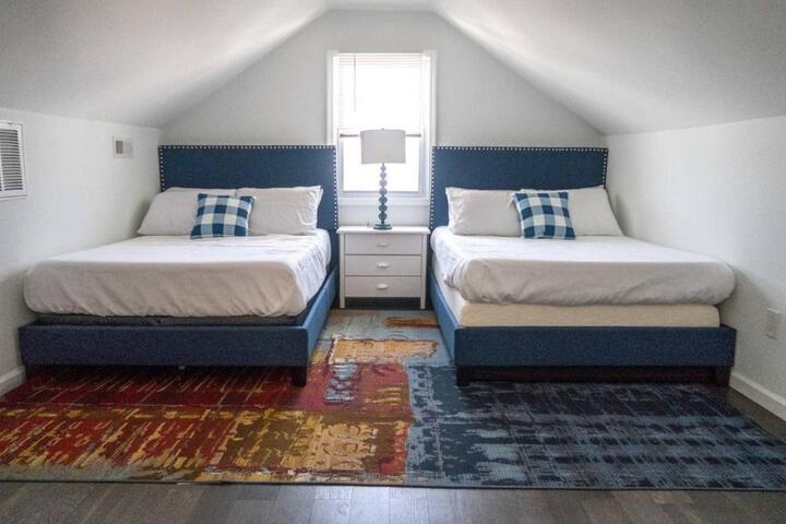 2 Blocks from Beach-Sleeps 16