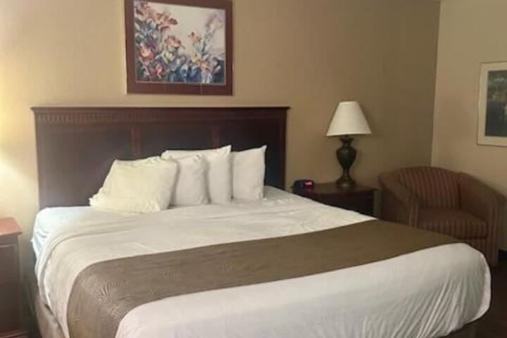 Baymont by Wyndham Battle Creek / I-94