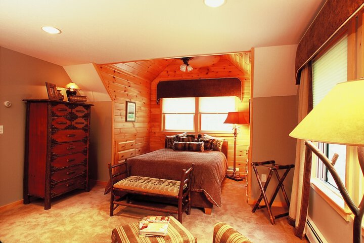 Upscale Fryeburg Cabin: Hot Tub + Billiards Table!