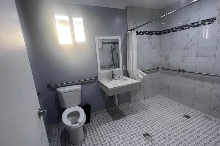 Room 6 of 12
