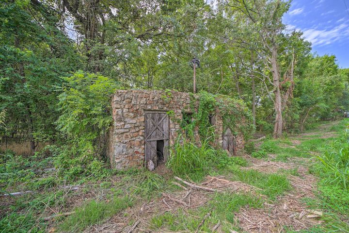 Walk to Lake: Historic Disney Home