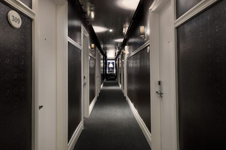 Ballroom/Hall 18 of 19