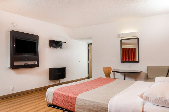 Room 33 of 38