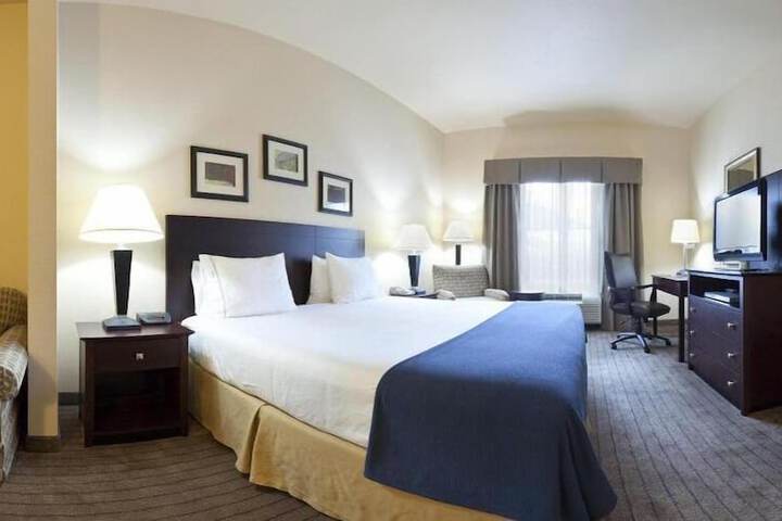 Holiday Inn Express & Suites Marshall by IHG