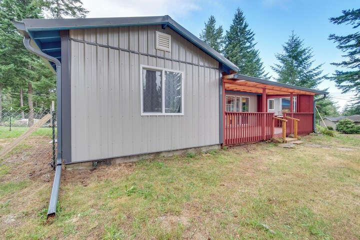 Cozy North Bend Getaway Near Dunes + Ocean!