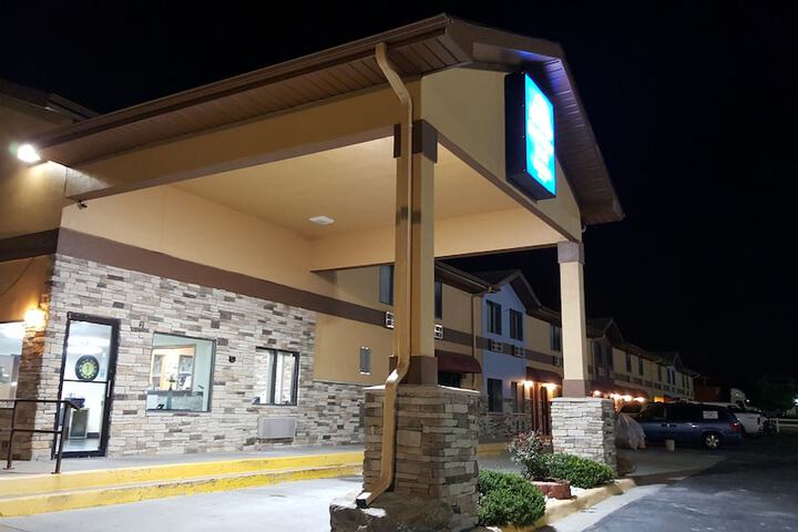Americas Best Value Inn & Suites Harrisonville