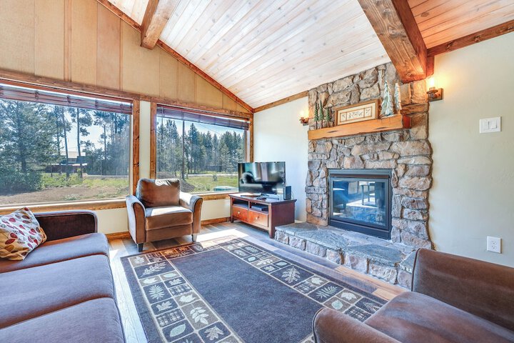Donnelly Cabin w / Fire Pit: 5 Mi to Boat & Ski!