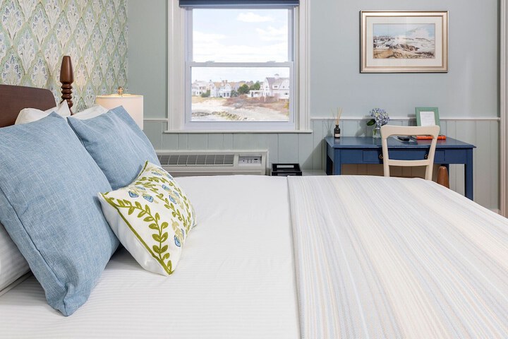 Breakwater Inn