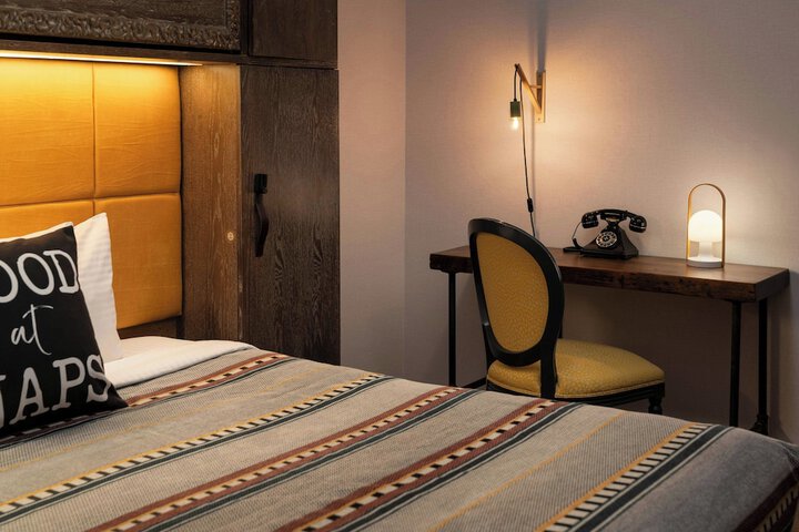 Room 32 of 43