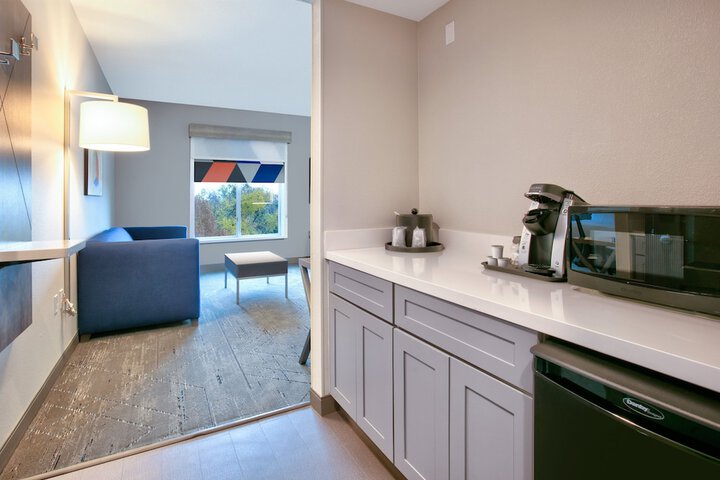 Holiday Inn Express & Suites North Dallas at Preston by IHG
